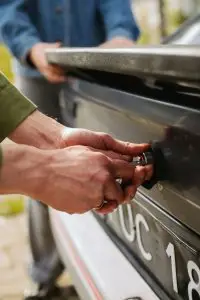Opening vehicle trunk